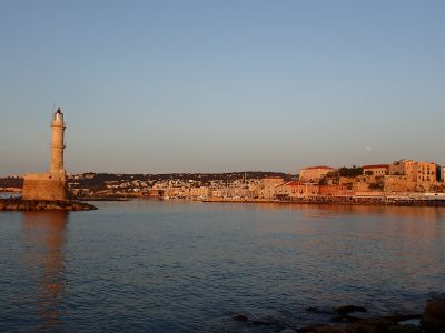 Hlavní město Chania: maják Kolpos byl postaven v 19. stol. na základech benátského majáku.