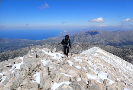 Eva při výstupu na hřeben. V pozadí nejvyšší hora Kréty - Idi (Psiloritis) - 2456 m 