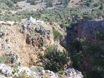 Vesnička Anopoli s kostelem Agios Nikolaos nad soutěskou Aradena