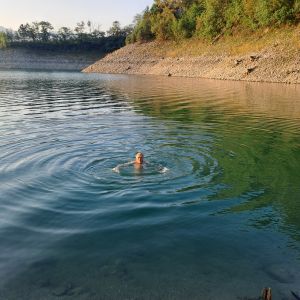 Ranní koupel v Lago di Santa Giustina