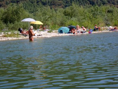 Piava - koupající se a studující slečna s knihou