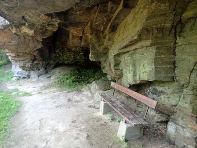 Lavička u vody pod převisem