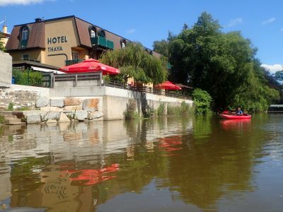 Hotel s restaurací, půjčovnou, pivem Zwettel a českou obsluhou
