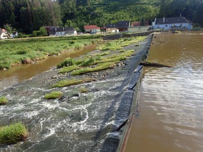 Jez bez vody s dlouhým přenášením vlevo, s nevrlým majitelem pozemku a penzionu nad jezem